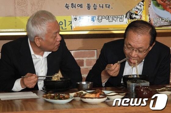 본문 이미지 - 황우여 새누리당 대표와 김한길 민주당 대표가 18일 오전 서울 영등포구 여의도 한 콩나물 국밥집에서 열린 조찬회동에서 식사를 하고 있다. 2013.6.18/뉴스1 © News1 송원영 기자