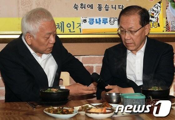 본문 이미지 - 황우여 새누리당 대표와 김한길 민주당 대표가 18일 오전 서울 영등포구 여의도 한 콩나물 국밥집에서 열린 조찬회동에서 마이크를 건네고 있다. 2013.6.18/뉴스1 © News1 송원영 기자