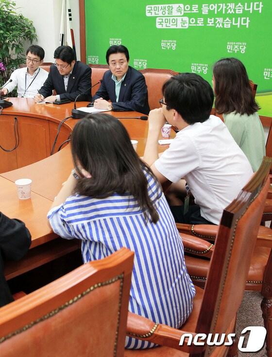 본문 이미지 - 소통 강화와 여론청취를 위해 원내대표실을 매일 30분씩 개방하기로 한 전병헌 원내대표가 18일 서울 여의도 국회 원내대표실에서 기자들과 대화를 나누고 있다. 2013.6.18/뉴스1 © News1 오대일 기자