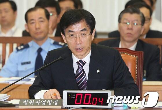 본문 이미지 - 이용걸 방위사업청장이 18일 서울 여의도 국회에서 열린 국방위원회 전체회의에서 의원들의 차세대 전투기사업(F-X) 가격입찰 관련 질의를 듣고 있다. 2013.6.18/뉴스1 © News1 송원영 기자