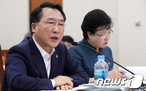 본문 이미지 - 방하남 고용노동부 장관이 18일 오전 서울 여의도 국회에서 열린 환경노동위원회 전체회의에서 의원들의 질의에 답하고 있다. 2013.6.18/뉴스1 © News1 허경 기자