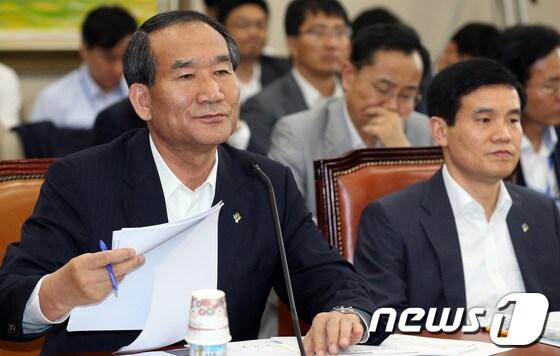 본문 이미지 - 박승춘 국가보훈처장이 18일 오전 서울 여의도 국회에서 열린 정무위원회 전체회의에서 의원들의 질의에 답하고 있다. 2013.6.18/뉴스1 © News1 허경 기자