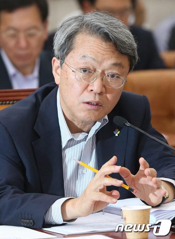 본문 이미지 - 양건 감사원장이 18일 서울 여의도 국회에서 열린 법제사법위원회 전체회의에 출석해 의원들의 질의에 답변하고 있다. 2013.6.18/뉴스1 © News1 송원영 기자
