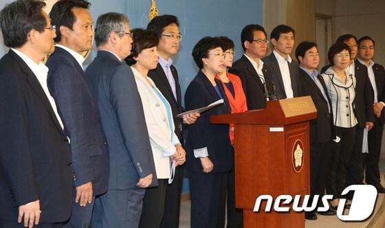 본문 이미지 - 한명숙 의원을 비롯한 민주당 의원들이 18일 서울 여의도 국회 정론관에서 기자회견을 열고 최열 환경재단 전 대표 석방을 축구하는 기자회견을 하고 있다. 이날 기자회견에서 의원들은 