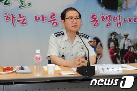 본문 이미지 - 이성한 경찰청장은 18일 전남지방경찰청을 찾아 '국민과의 소통을 위한 눈높이 치안 간담회'를 열었다. 이 청장이 이날 간담회에서 참석자들의 의견을 듣고 이야기를 나누고 있다.(전남경찰청 제공) 2013.6.18/뉴스1 © News1 김호 기자
