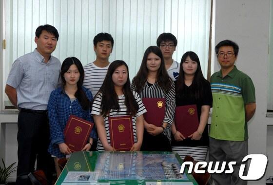본문 이미지 - 중부대 노동조합 주인식 지부장(사진 좌측)과 교수회 박종훈교수가 학생들에게 우수리나눔장학금을 전달했다. © News1 