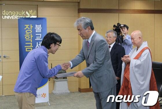 본문 이미지 - 조성제 BN그룹 명예회장(오른쪽)이 동국대 관계자에게 기금을 전달하고 있다.(BN그룹 제공)© News1 