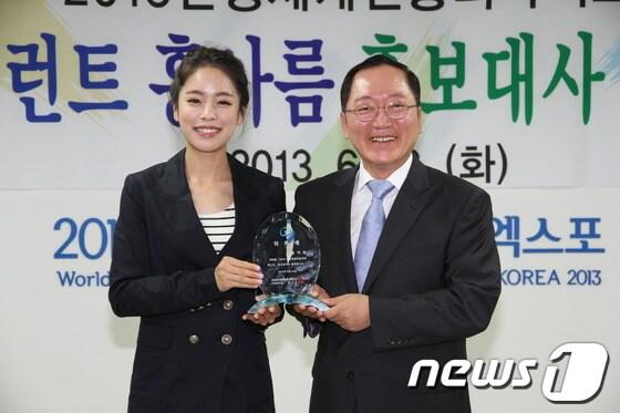 본문 이미지 - 탤런트 홍아름(왼쪽)씨와 최구식 산청엑스포조직위 집행위원장이 홍보대사 위촉퍠를 들고 기념촬영을 하고 있다..(산청엑스포조직위 제공)© News1 