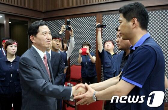 본문 이미지 - 임영록 KB금융지주 회장 내정자가 18일 오전  KB국민은행 노조와 대화의 시간을 가졌다. © News1  