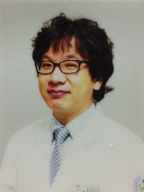 본문 이미지 - 2013 대한인터벤션영상기술학회 춘계학술대회서 '표면선량 차폐용 bismuth(Bi로 표시되는 금속 원소)를 이용한 thyroid protector(방사선 차폐제)의 유용성 평가'란 논문으로 학술상을 수상한 전북대학교병원 하을수 방사선사./사진제공=전북대학교병원 © News1 박효익 기자