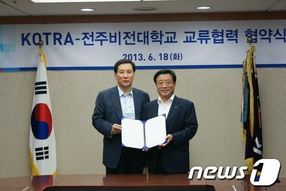 본문 이미지 - 홍순직 전주비전대 총장(左)이 오영호 KOTRA 사장과 해외진출을 위한 교류 협약을 체결하고 있다./사진제공=전주비전대학교© News1 이승석 기자 