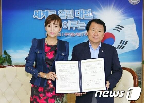 본문 이미지 - 왼쪽이 설수진 베스티안화상후원재단 대표, 오른쪽 염홍철 대전시장© News1 