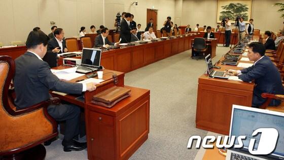 본문 이미지 - 18일 오후 서울 여의도 국회에서 열린 정치쇄신특별위원회 전체회의에서 김진표 위원장이 의사봉을 두드리고 있다. 2013.6.18/뉴스1 © News1 허경 기자