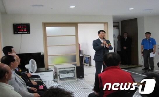 본문 이미지 - 전북개발공사 홍성춘 사장이 익산 배산 에코르 경로당 개소식에서 인사말을 하고 있다./자료제공=전북개발공사.© News1 