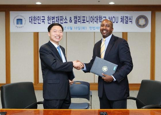 본문 이미지 - 헌법재판소 이준 사무차장과 마리오 반즈 캘리포니아 얼바인 대학(UCI) 로스쿨 교무부학장이 18일 교류협력을 위한 양해각서를 체결했다.(헌법재판소 제공) © News1 