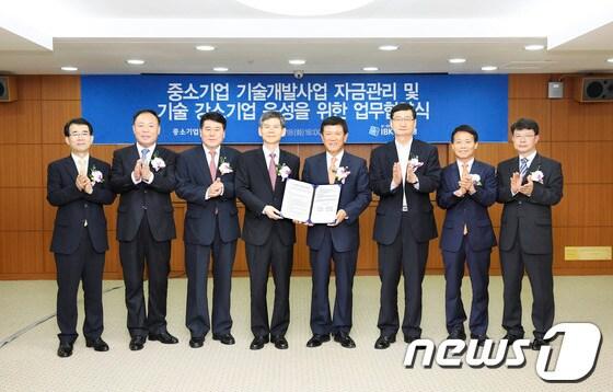 본문 이미지 - IBK기업은행과 중소기업청은 18일 중소기업의 연구개발(R&D) 성공 기술 사업화에 총 6000억원을 지원키로 했다. © News1  