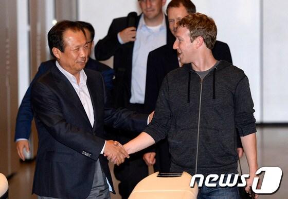 본문 이미지 - 소셜 네트워크 서비스(SNS) 페이스북(Facebook)의 CEO인 마크 저커버그가 18일 오후 서울 서초동 삼성전자 방문을 마친 뒤 신종균 삼성전자 사장의 배웅을 받으며 나서고 있다. 2013.6.18/뉴스1 © News1   박지혜 기자