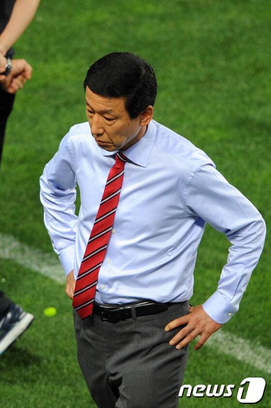 본문 이미지 - 18일 오후 울산 문수축구경기장에서 열린 '2014 브라질월드컵 최종예선 8차전' 한국과 이란과의 경기에서 충격의 패배를 당한 최강희 감독이 굳은표정으로 경기장을 나서고 있다. 한국은 이날 이란에 패했지만 조2위로 브라질행을 확정했다. 한국의 8회 연속 월드컵 본선 진출은 209개 국제축구연맹(FIFA) 가맹국 중 6번째에 해당한다.2013.6.18/뉴스1 © News1 최창호 기자