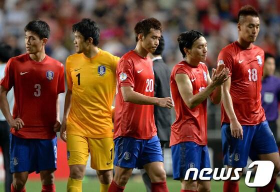 본문 이미지 - 18일 울산문수축구경기장에서 열린 2014 브라질월드컵 최종예선 A조 8차전 대한민국과 이란의 경기에서 1:0으로 패한 태극전사들이 그라운드를 빠져나오고 있다. 한국은 이날 이란에 패했지만 조2위로 브라질행을 확정했다. 한국의 8회 연속 월드컵 본선 진출은 209개 국제축구연맹(FIFA) 가맹국 중 6번째에 해당한다.2013.6.18/뉴스1 © News1 박정호 기자