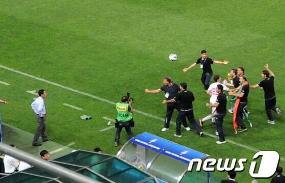 본문 이미지 - 18일 오후 울산 문수축구경기장에서 열린 '2014 브라질월드컵 최종예선 8차전' 한국과 이란과의 경기에서 이란이 1대 0승리를 거둔 후 한국팀 벤치를 향해 주먹감자를 날리고 있다.2013.6.18/뉴스1 © News1 최창호 기자