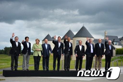 본문 이미지 - 주요 8개국(G8) 정상회의에 참석한 정상들과 유럽연합(EU) 지도부 ©AFP= News1  