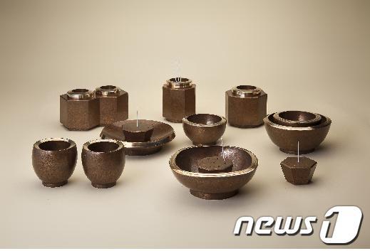 본문 이미지 - 대한민국공예품 부산대회에서 금상에 선정된 '나선문(螺線文) 금속상감 향꽂이'. <부산시 제공> © News1 