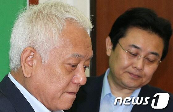 본문 이미지 - 민주당 김한길 대표와 전병헌 원내대표가 19일 오전 서울 여의도 국회에서 열린 최고위원회의에 참석하고 있다. 2013.6.19/뉴스1 © News1 오대일 기자
