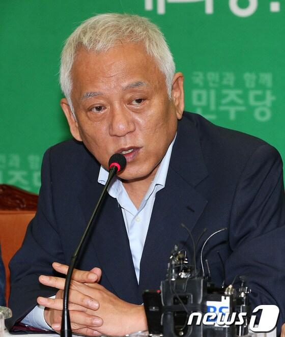 본문 이미지 - 민주당 김한길 대표가 19일 오전 서울 여의도 국회에서 열린 최고위원회의에서 모두발언을 하고 있다. 김 대표는 이 자리에서 