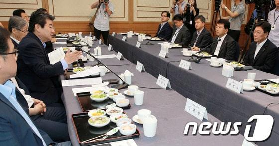 본문 이미지 - 19일 오전 서울 여의도 국회 귀빈식당에서 열린 새누리당 제4정조위원회와 산업통상자원부 간 당정협의에서 강석호 제4정조위원장이 모두발언을 하고 있다. 이날 당정협의에서는 원전비리와 전력수급 대책 등이 논의됐다. 2013.6.19/뉴스1 © News1 오대일 기자