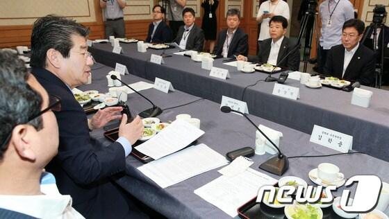 본문 이미지 - 19일 오전 서울 여의도 국회 귀빈식당에서 열린 새누리당 제4정조위원회와 산업통상자원부 간 당정협의에서 강석호 제4정조위원장이 모두발언을 하고 있다. 이날 당정협의에서는 원전비리와 전력수급 대책 등이 논의됐다. 2013.6.19/뉴스1 © News1 오대일 기자