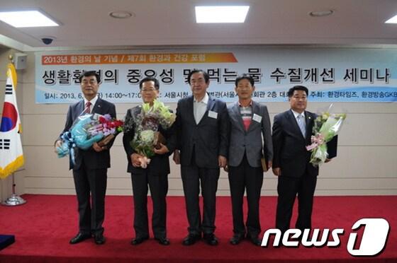 본문 이미지 - 의령군 안영섭 환경수도과장(맨 오른쪽) 등이 국회환경노동위원장을 받은뒤 기념촬영을 하고 있다.© News1 