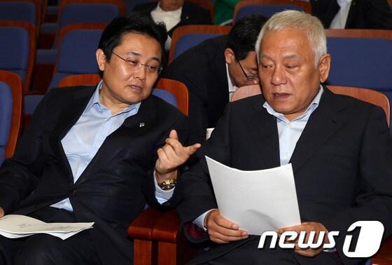 본문 이미지 - 김한길 민주당 대표와 전병헌 원내대표가 19일 오전 서울 여의도 국회에서 열린 의원총회에서 대화를 나누고 있다. 2013.6.19/뉴스1 © News1 허경 기자