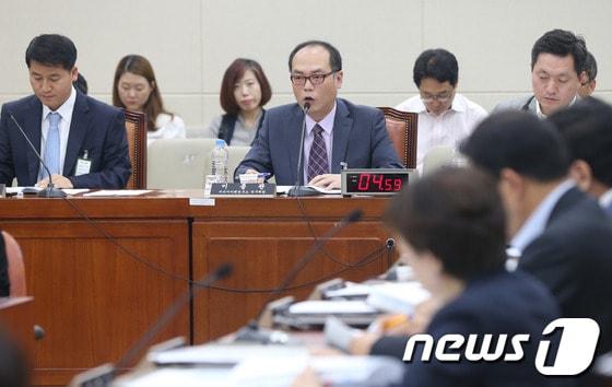 본문 이미지 - 19일 서울 여의도 국회에서 열린 미래창조과학방송통신위원회 '정보통신 진흥 및 융합 활성화 등에 관한 특별법안'에 대한 공청회에서 이종관 미디어미래연구소 연구위원이 발언하고 있다. 2013.6.19/뉴스1 © News1 송원영 기자