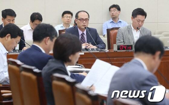본문 이미지 - 19일 서울 여의도 국회에서 열린 미래창조과학방송통신위원회 '정보통신 진흥 및 융합 활성화 등에 관한 특별법안'에 대한 공청회에서 이종관 미디어미래연구소 연구위원이 발언하고 있다. 2013.6.19/뉴스1 © News1 송원영 기자