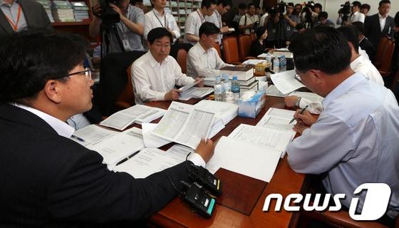 본문 이미지 - 19일 오전 서울 여의도 국회에서 열린 법제사법위원회 법안심사 제1소위원회에서 권성동 소위원장과 의원들이 전두환 전 대통령의 미납 추징금 환수 문제와 관련한 이른바 '전두환 추징법' 등 법안을 심사하고 있다. 2013.6.19/뉴스1 © News1 허경 기자