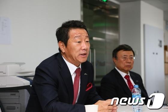본문 이미지 - 지난 17일 중국 선전(深玔)에서 열린 러시앤캐시 선전 현지법인 개업식 후 기자간담회에 참석 중인 최윤 아프로파이낸셜그룹 회장.(사진제공=아프로파이낸셜그룹)© News1  