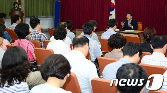 본문 이미지 - 19일 대전 중구가 개최한 대전효뿌리문화축제 문중도우미 교육 장면© News1 