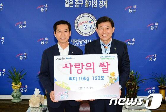 본문 이미지 - 왼쪽부터 한용석 본부장, 박용갑 중구청장© News1 