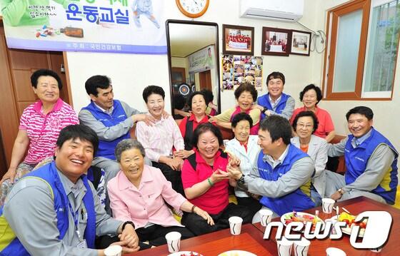 본문 이미지 - 13일과 19일 울산 동구 지역 경로당을 순회 방문한 현대중공업 총무부 직원들이 봉사활동을 펼치고 있다. (현대중공업 제공) © News1  