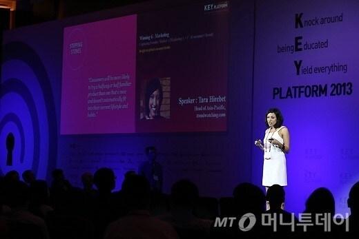 본문 이미지 - 타라 하이어벳 트렌드워칭닷컴 아태지역 대표가 19일 오전 서울 여의도 콘래드호텔에서 열린 머니투데이 창사 14주년 기념 글로벌 컨퍼런스 '키 플랫폼 2013'에서 '프론티어 마켓, 소비자 그리고 마케팅 전략'을 주재로 강연을 하고 있다.