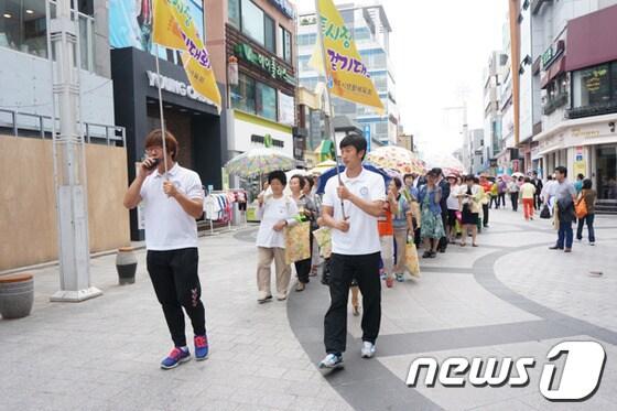 본문 이미지 - 19일 오전 11시 원주시내 일대에서 전통시장 즐겨찾기 걷기대회가 열렸다. 2013.6.19/뉴스1 © News1 이예지 기자 