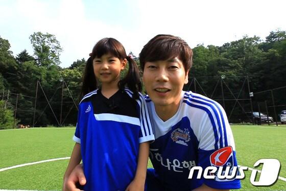 본문 이미지 - 축구 해설가 송종국과 딸 지아. &#40;한국프로축구연맹 제공&#41; 2013.6.19/뉴스1 © News1   