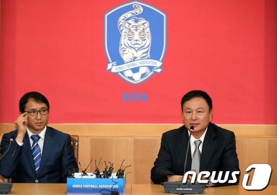 본문 이미지 - 허정무 대한축구협회 부회장이 19일 오후 서울 신문로 축구회관에서 열린 기자회견에서 축구대표팀 차기 감독 선임에 대해 기술위원회에서 논의된 내용을 발표하고 있다. 허 부회장은 기자회견에서 