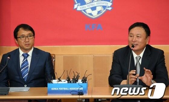본문 이미지 - 허정무 대한축구협회 부회장이 19일 오후 서울 신문로 축구회관에서 열린 기자회견에서 축구대표팀 차기 감독 선임에 대해 기술위원회에서 논의된 내용을 발표하고 있다. 허 부회장은 기자회견에서 