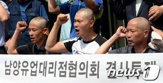 본문 이미지 - 남양유업대리점협의회 회원들이 19일 오후 서울 중구 남대문로 남양유업 본사 앞에서 결사투쟁을 알리는 긴급 기자회견 후 삭발식을 벌이고 있다. 사진 왼쪽부터 남양유업대리점협의회 정승훈 총무, 이창섭 회장, 최근홍 회원. © News1 양동욱 기자