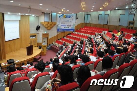 본문 이미지 - 19일 연암공업대학에서 부산지역 중・고교 진로진학 상담교사 자격연수를 실시했다. © News1 