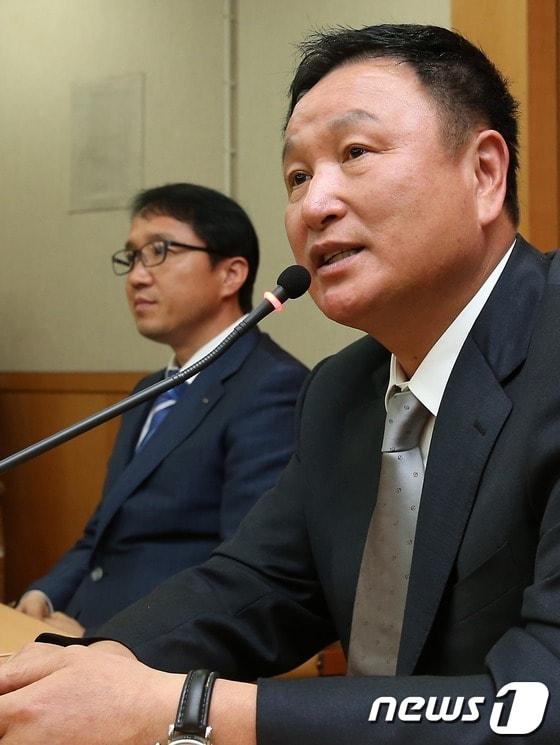 본문 이미지 - 19일 오후 서울 신문로 축구회관에서 열린 기자회견에서 허정부 축구협회 부회장이 축구대표팀 차기 감독 선임에 대해 기술위원회에서 논의된 내용을 발표하고 있다. 허 부회장은 기자회견을 통해 