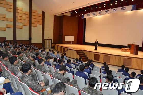본문 이미지 - 19일 부산 해군작전사령부 대강에서 천안함 46용사 중 한명인 고 민평기 상사의 어머니 윤청자씨 초청 특별강연이 열리고 있다.. (해작사 제공) 2013.6.19© News1 