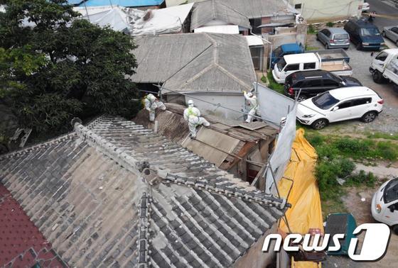 본문 이미지 - 마산 오동동 문화광장 조성 현장의 철거작업이 시작됐다.(창원시 제공)© News1 