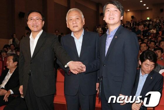 본문 이미지 - 민주당 김한길 대표와 진보정의당 노회찬 공동대표, 무소속 안철수 의원이 19일 서울 여의도 국회 의원회관에서 열린 안 의원의 싱크탱크 &#39;정책네트워크 내일&#39; 창립 기념 심포지엄에서 손을 맞잡고 있다. &#39;정책네트워크 내일&#39;은 이 자리에서 정치적 지향점으로 다원주의적 민주주의와 진보적 자유주의를 제시했다. 2013.6.19/뉴스1 © News1 오대일 기자